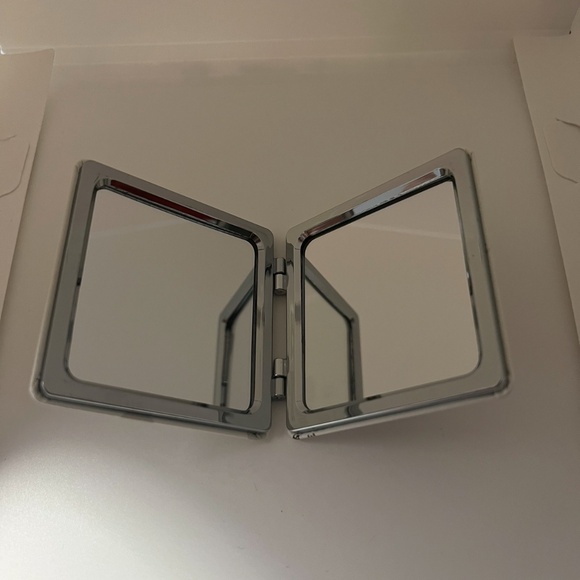 ♦️🎡❤️‍🔥Disney Double Sided Magnifying Mirror NEW❣️ - Picture 6 of 6